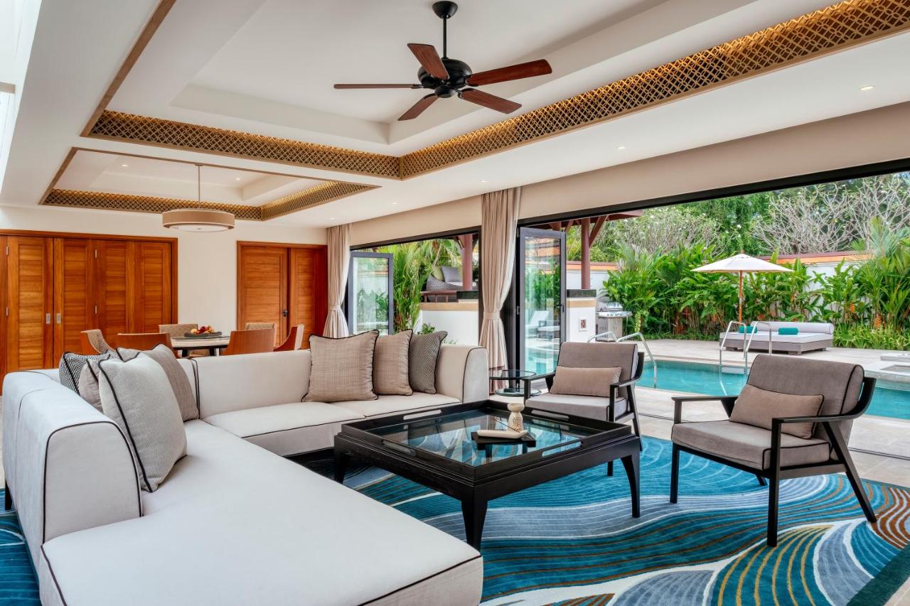 المنتجع واسع جداً، وغاية في الجمال، وإذا دخلته فلا تريد الخروج منه