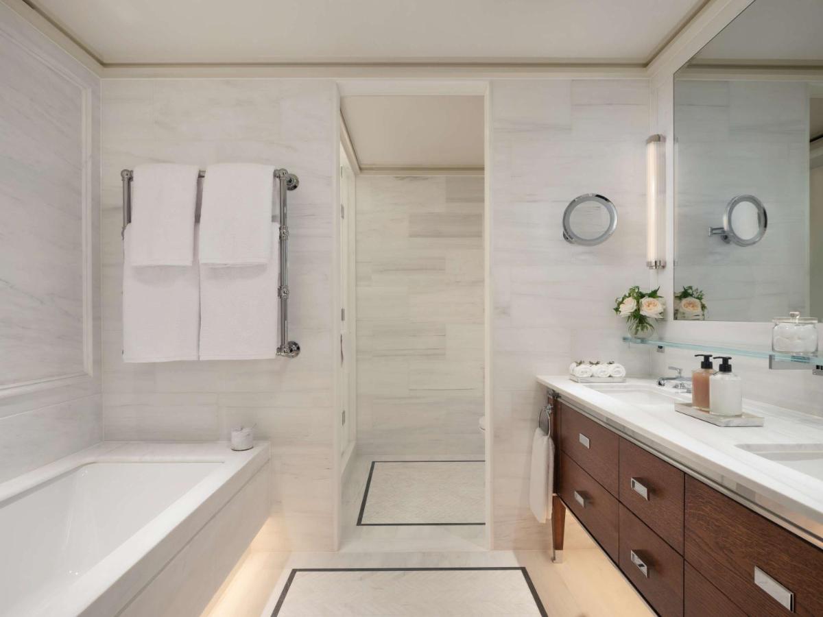 حمام فندق رافلز لندن