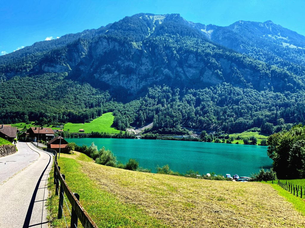 بحيرة لونجيرن في سويسرا Lungern lake