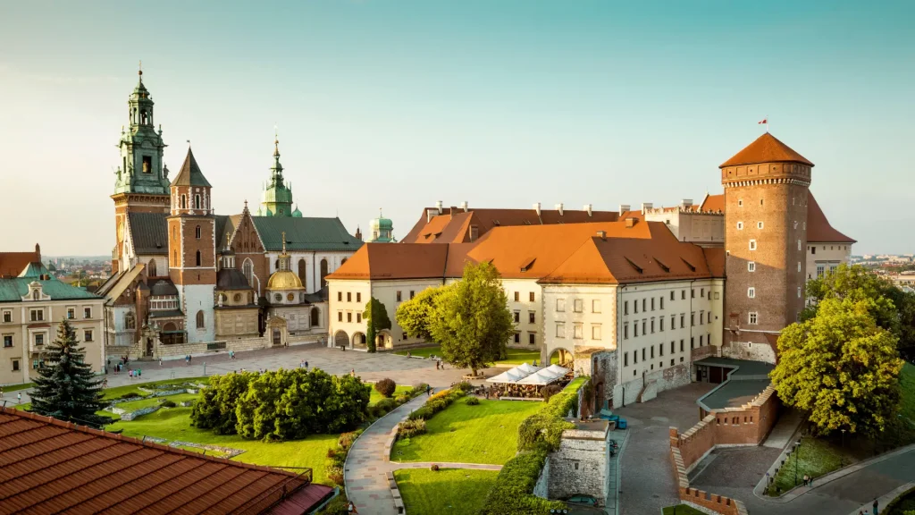 قلعة Wawel:تقع هذه القلعة على تلّة تطلّ على المدينة، وكانت مقرًا للملوك البولنديين لعدة قرون.
