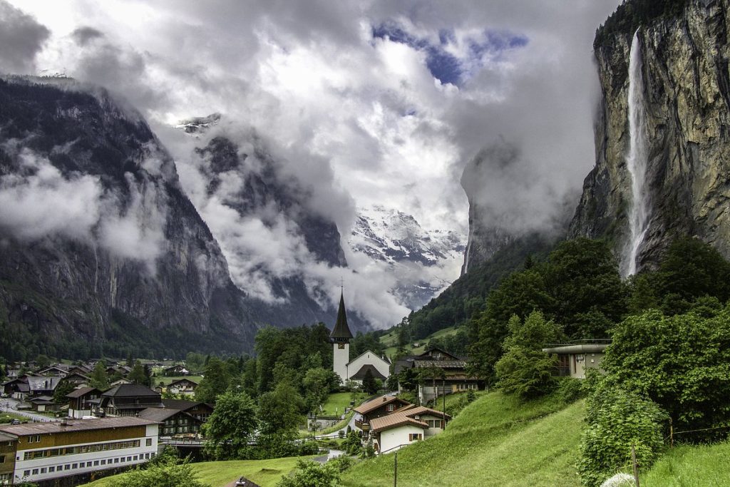 شلال وادي لوتربينن قرب انترلكن سويسرا