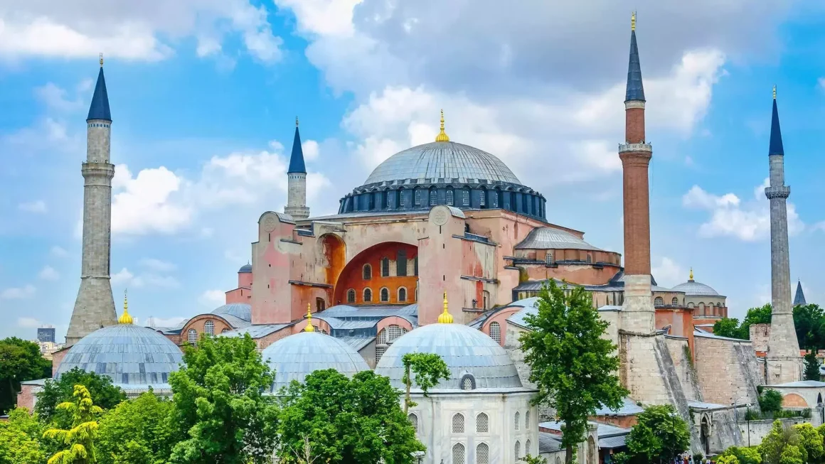 آيا صوفيا: من كنيسة إلى مسجد إلى متحف ثم إلى مسجد مرة أخرى