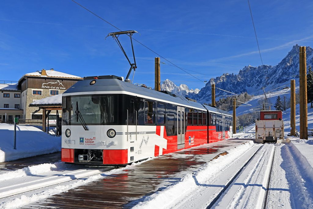 استمتع برحلة ذهابًا وإيابًا على ترامواي مونت بلان، (Tramway du Mont-Blanc ) وهو قطار مسنن يأخذك إلى قمة جبل مونت بلان